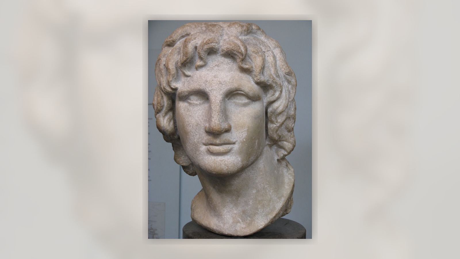 Retrato histórico de Alexandre, o Grande, em mármore, apresentado em enquadramento horizontal