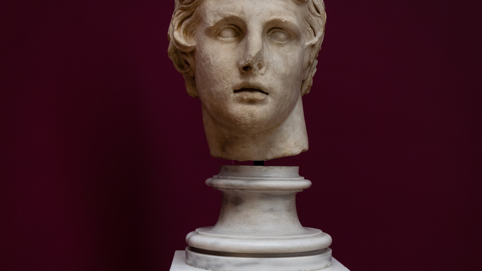 Busto helenístico de Alexandre, o Grande, em mármore